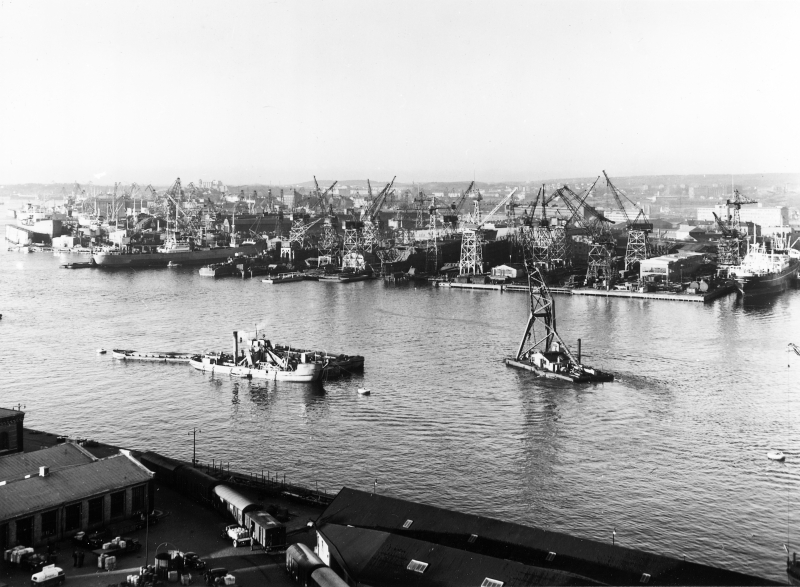 $event['image']['alt']