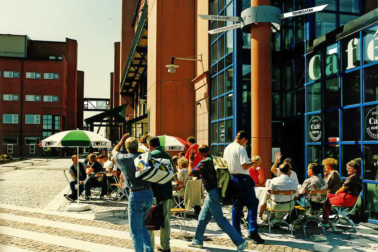 $event['image']['alt']