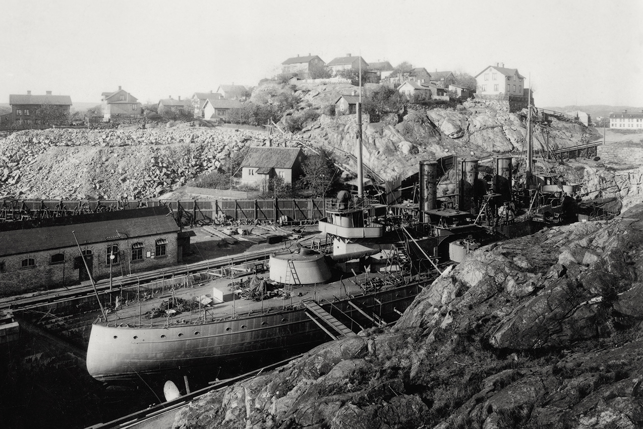 $event['image']['alt']